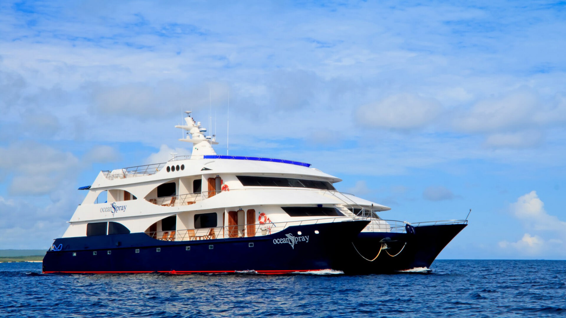 Golden Galapagos Cruises - M/C Ocean Spray