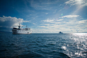 Yacht La Pinta, Galapagos