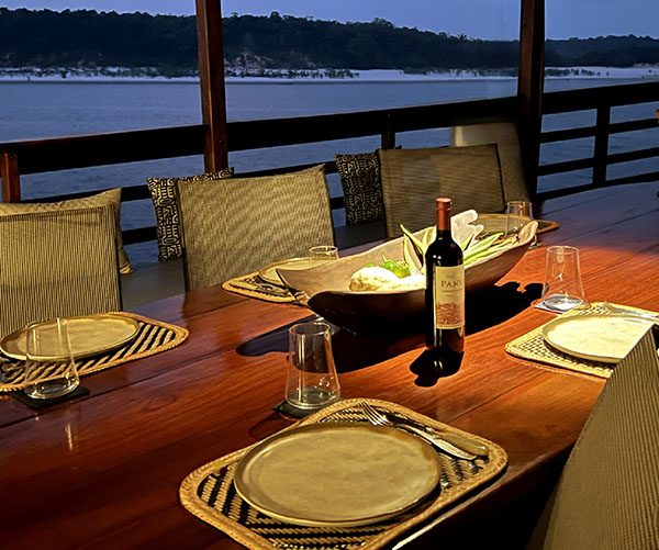 manakin-boat-panoramic-dining